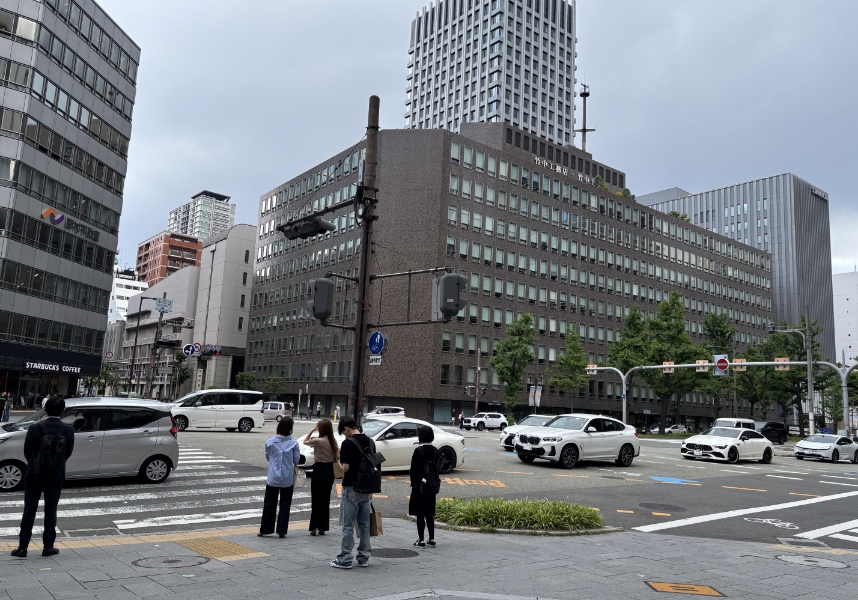 出てすぐ右手を直進し、横断歩道の手前で右に曲がりしばらく進む