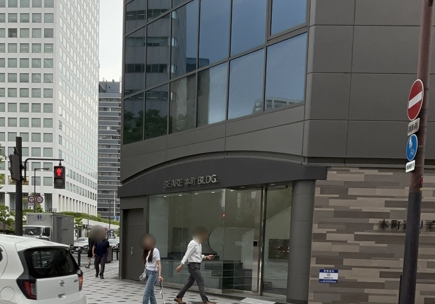 そのまま直進すると右手に「BEARE 本町 BLDG」があります。