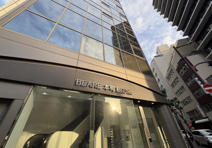 そのまま直進すると左手に「BEARE 本町 BLDG」があります。